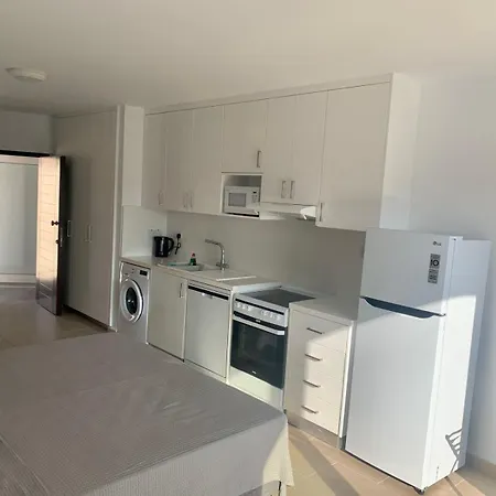 Rimini Balcony - Steps From The Sea Апартаменты Пафос