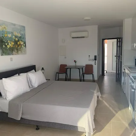 아파트 Rimini Balcony - Steps From The Sea 파포스